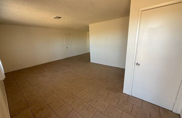 Hesperia Duplex-Spacious 2 Bedrooms, 1 Bathroom, New Interior Paint