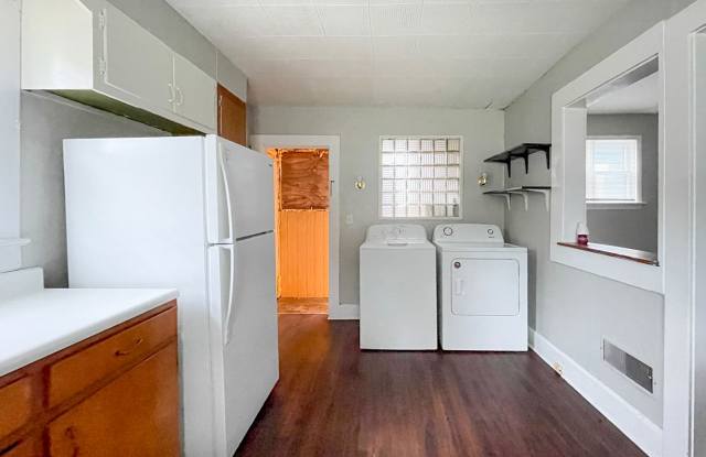 PRELEASING for AUGUST! Close to Campus: Dishwasher and Washer/Dryer Included