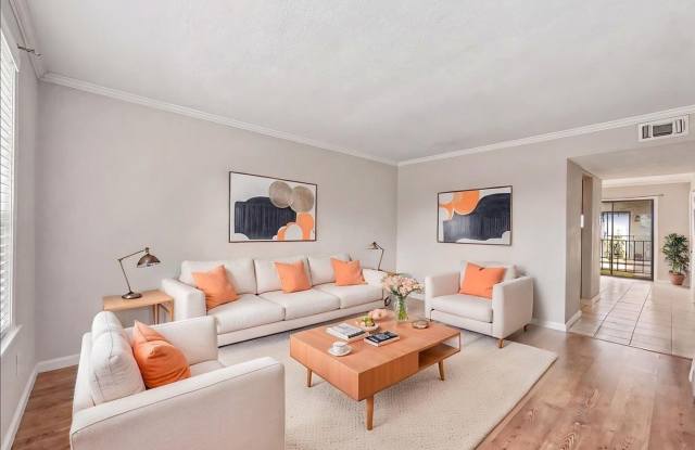 2 bedroom Condo Located in a Gated Community