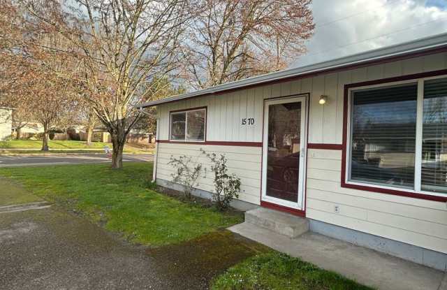 (766) Waverly Drive Albany - 2 Bedroom / 1 Bath