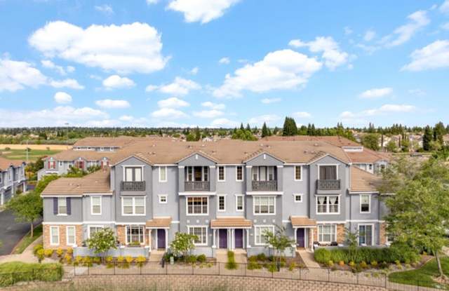 Townhouse - Beautiful 4bdrm, 3 bath - Rocklin