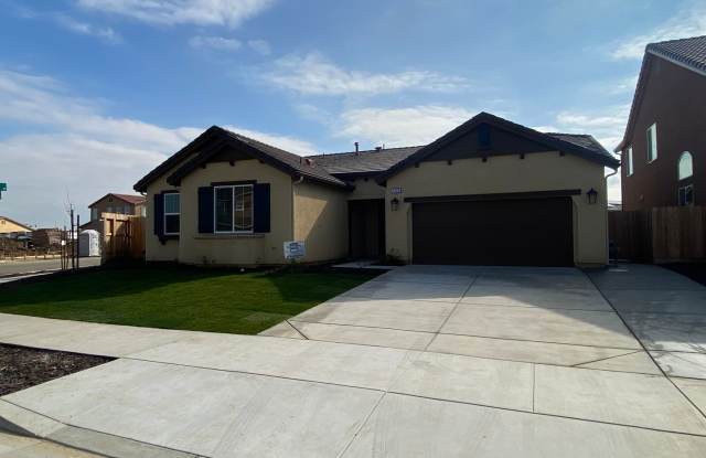 4 Bedroom home located in Northside Visalia! Available Soon!