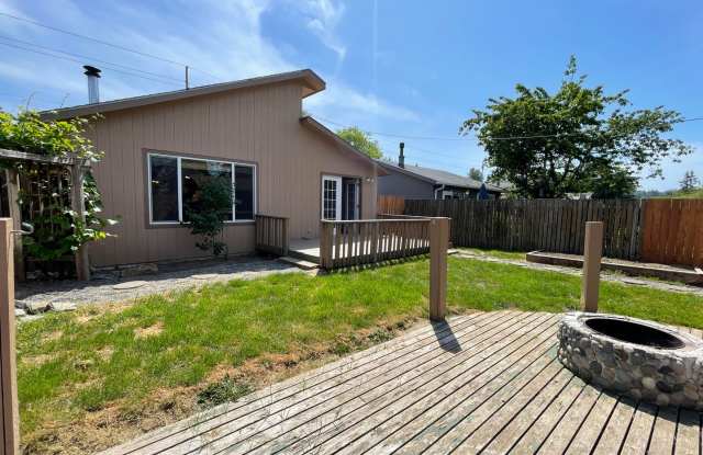 PRELEASING: Updated 3 bed/1 bath Rambler in Roosevelt Neighborhood!