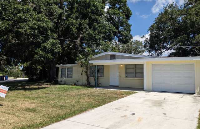 Conveniently located 2/1 Florida home with private backyard