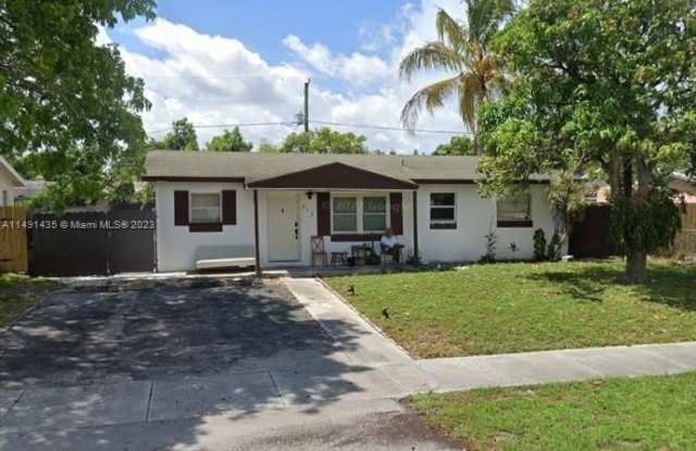 811 NE 52nd Ct - 811 Northeast 52nd Court, Deerfield Beach, FL 33064