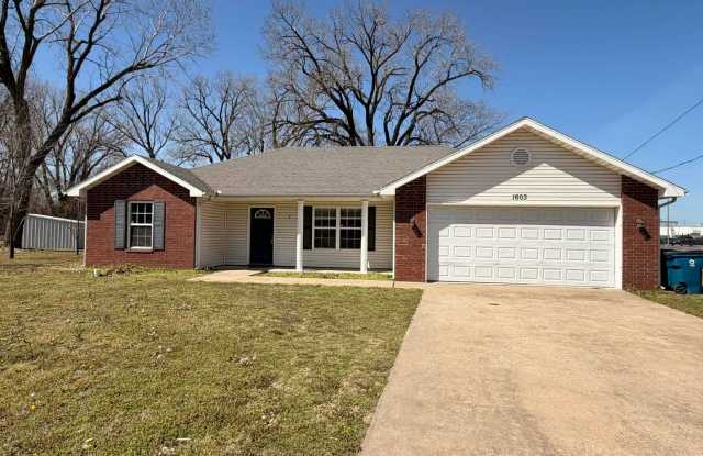 3 Bedroom, 2 Bathroom, 2 Car Garage in Joplin!