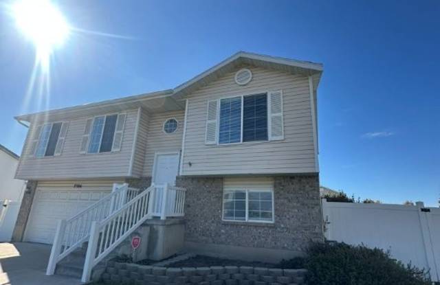 Photo of Beautiful 5 Bed 2 Bath Home in Syracuse with December Move-in Perk!