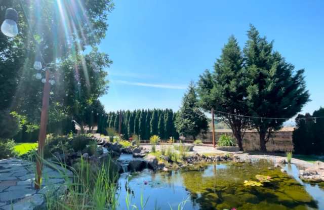 Charming 3 bedroom in Pasco with the most serene backyard located in a quiet cul-de-sac!!!