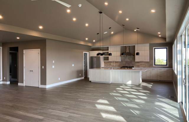 Photo of Newer, Modern Construction Home in Tetherow