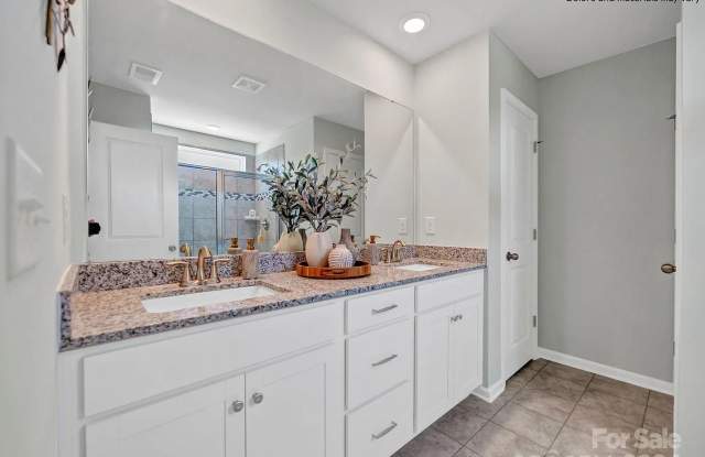 Photo of Room in 4 Bedroom Home at Hamptons Cove Rd