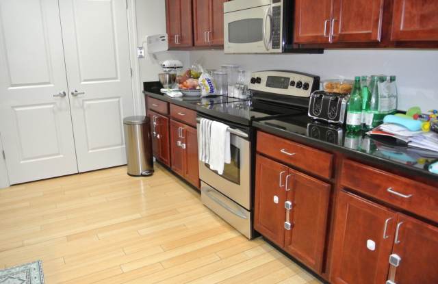GREAT 2Br/2Bth in modern building. Central Air. Laundry in unit!
