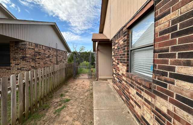 2 Bedroom 2 Bath Duplex * Close to Rose State (Contact In Text)