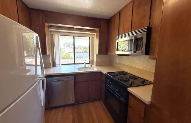 UPPER END UNIT TWO BED / TWO BATH CONDO IN MEADOW OAKS