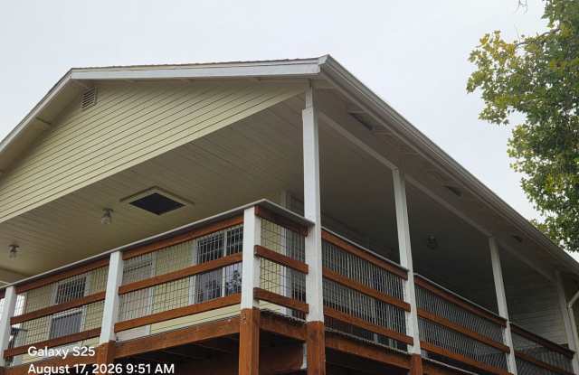 Large 1 Bed Upstairs Unit with Lots of Outdoor Living Space