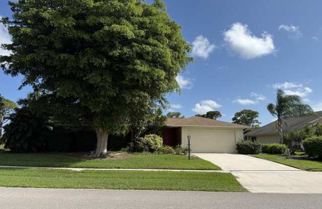 2507 Canterbury Drive N