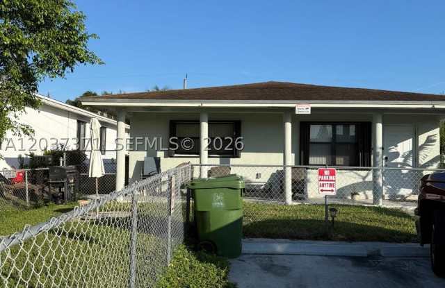 208 NW 7th St