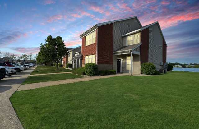 Grand Lakeside Escape: Spacious 3-Bedroom Retreat in Lakeshore Community