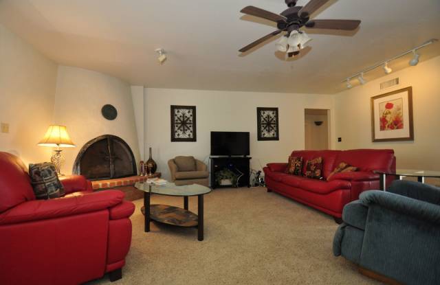 1142 N Paseo De Golf