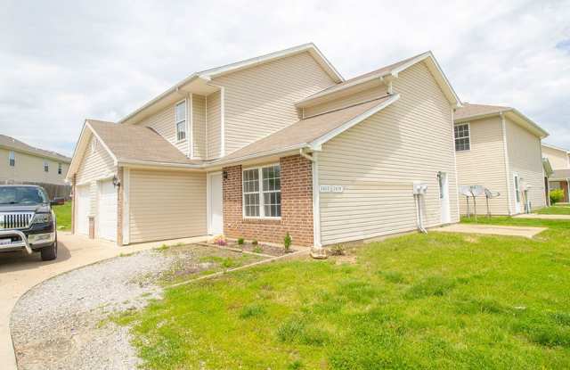 Large 4 BR 3 BA Duplex