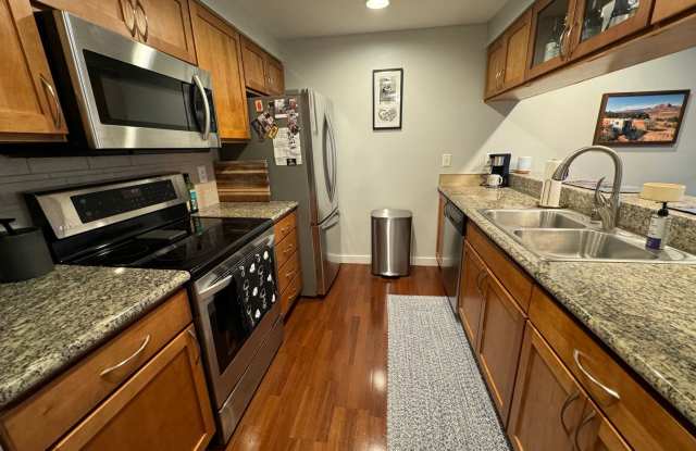 Furnished OR Unfurnished Condo in Stadium District - Very Comfortable! - 25 North Broadway Street, Tacoma, WA 98403