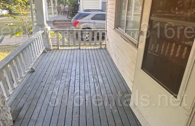 $695- 2 bed 1 bath - Newly Remodeled Duplex
