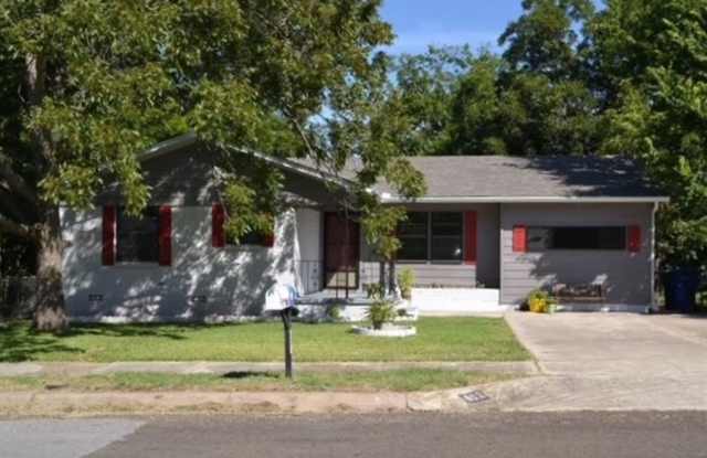 Photo of Spacious 4 Bed 2 Bath with Enclosed Patio and Stainless Steel Appliances