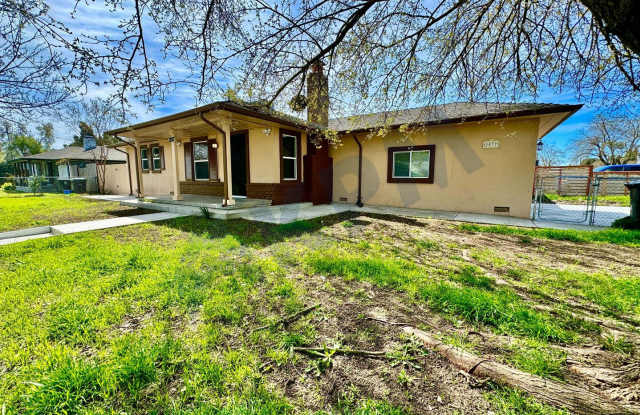 Updated Single-Story 2-Bedroom 1-Bath House - 2037 Lake Drive, Country Club, CA 95204