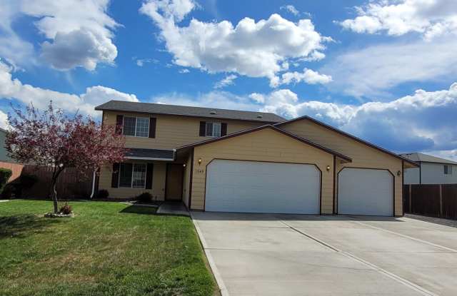 4 Bedroom / Triple Car Garage / Fenced Yard - 1349 Greens Loop, Moses Lake, WA 98837