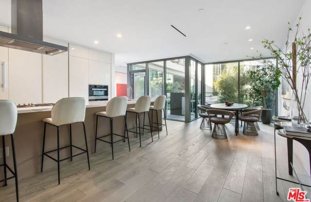 Photo of 8600 Wilshire Blvd