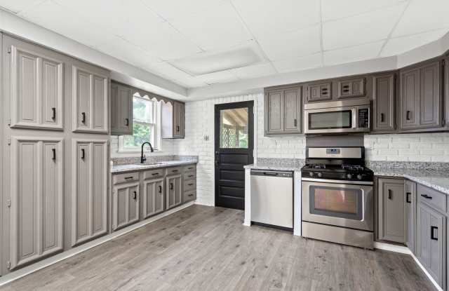 Stunning 3 bedroom home in Carrick available May 15!