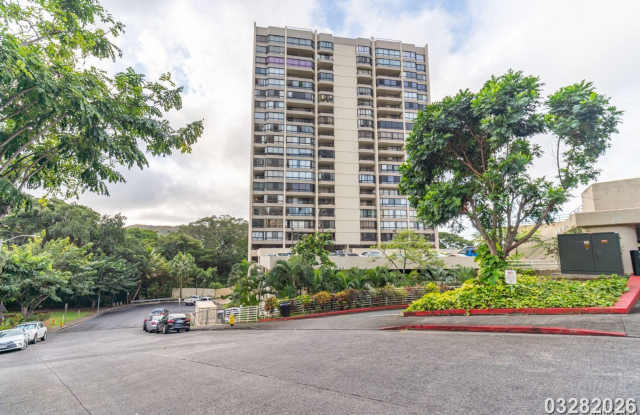 Convenient Honolulu Living – 1 Bedroom with Stunning Views!