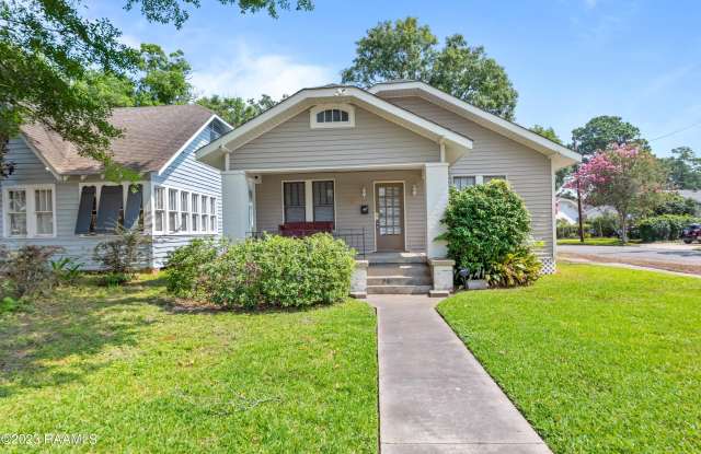 302 Versailles Boulevard