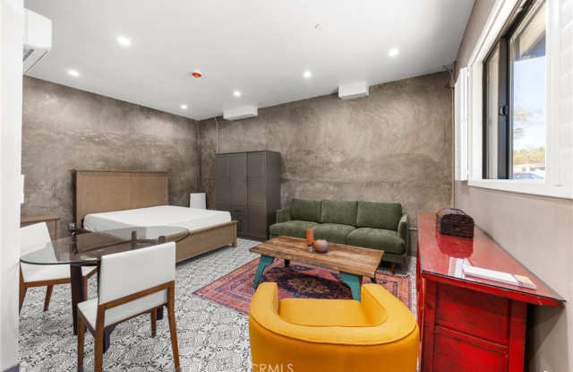 2211 Hyperion Avenue 1/2