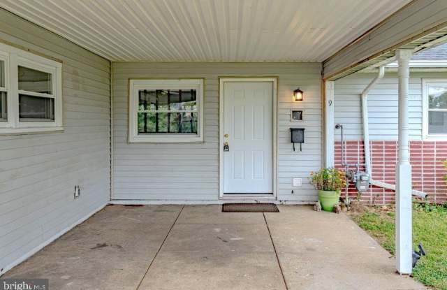 Photo of 9 BLOOMFIELD Lane