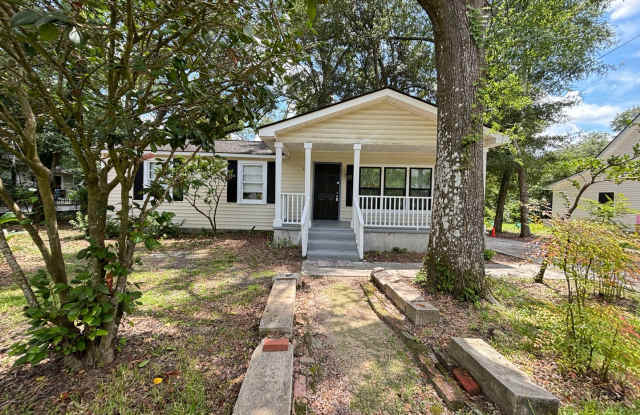 Available now! Freshly updated 3 bed 2 bath Downtown Summerville!