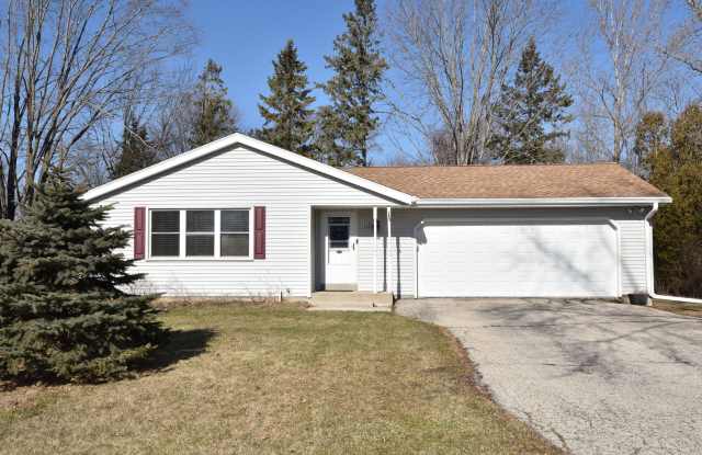 Furnished Mequon 4 bedroom ranch