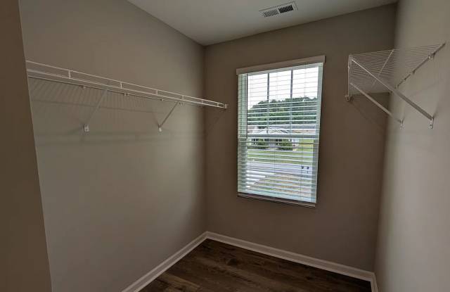 Room in 5 Bedroom Home at Reeves St