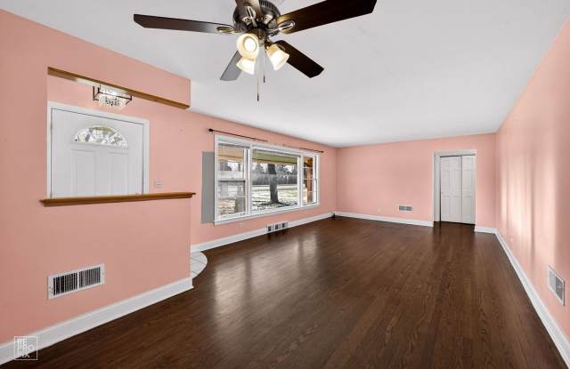 Gorgeous 3 Bedroom Home in Mount Prospect!