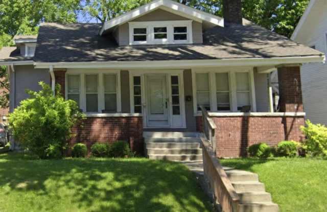 2 Bed, 1 Bath Home in Prime Kansas City Location Near Plaza & Brookside