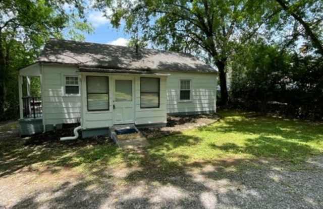 Photo of Maryville 37804 - 2 bedroom, 1 bath home Short term lease option - Call Debra Johnson 865-591-8281