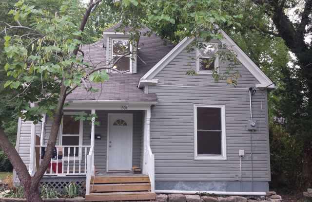 Photo of 4 Bedroom House, close to downtown and 3 3 campus's