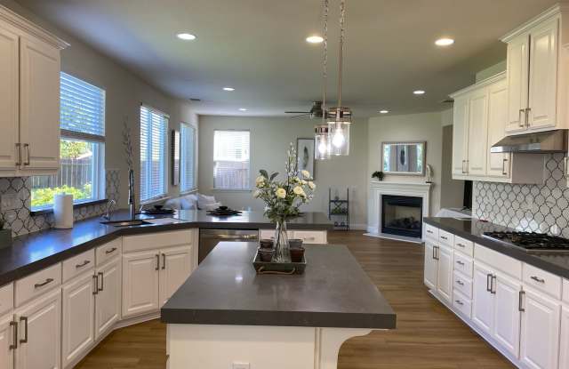 BEAUTIFUL TWO STORY MERCED HOME FOR RENT!