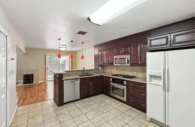 3 STRATFORD HALL Circle