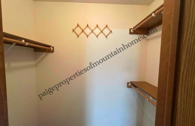 Bright & Spacious 3 Bed / 2 Bath Home in Town!
