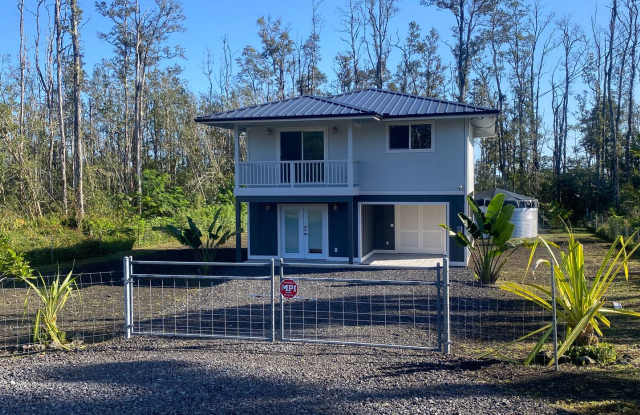 3BR/2BA Two-Story Home in Ainaloa – Fenced  Gated