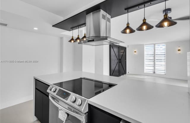 8305 Crespi Boulevard