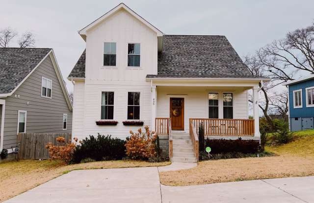 Luxurious 5-bedroom, 3-bathroom home in heart of Nashville