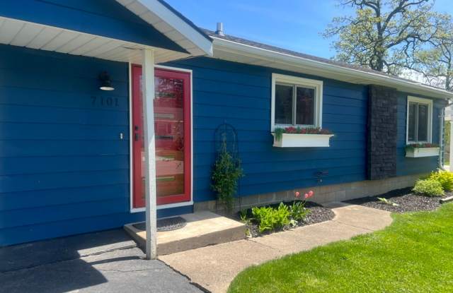 Photo of Beautiful 2 Bedroom Single Family on Paddock Lake