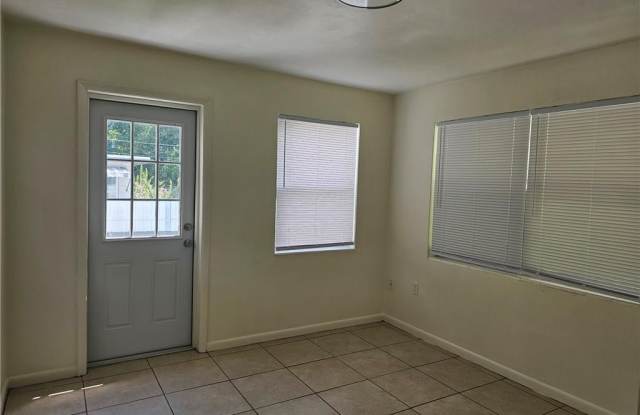 7 N Lee Street