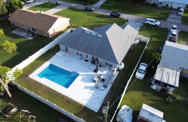 517 NW Sherbrooke Avenue Avenue